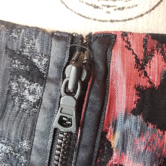 Alice + Olivia Floral Embroidered Short Sleeve Top - Picture 9 of 14